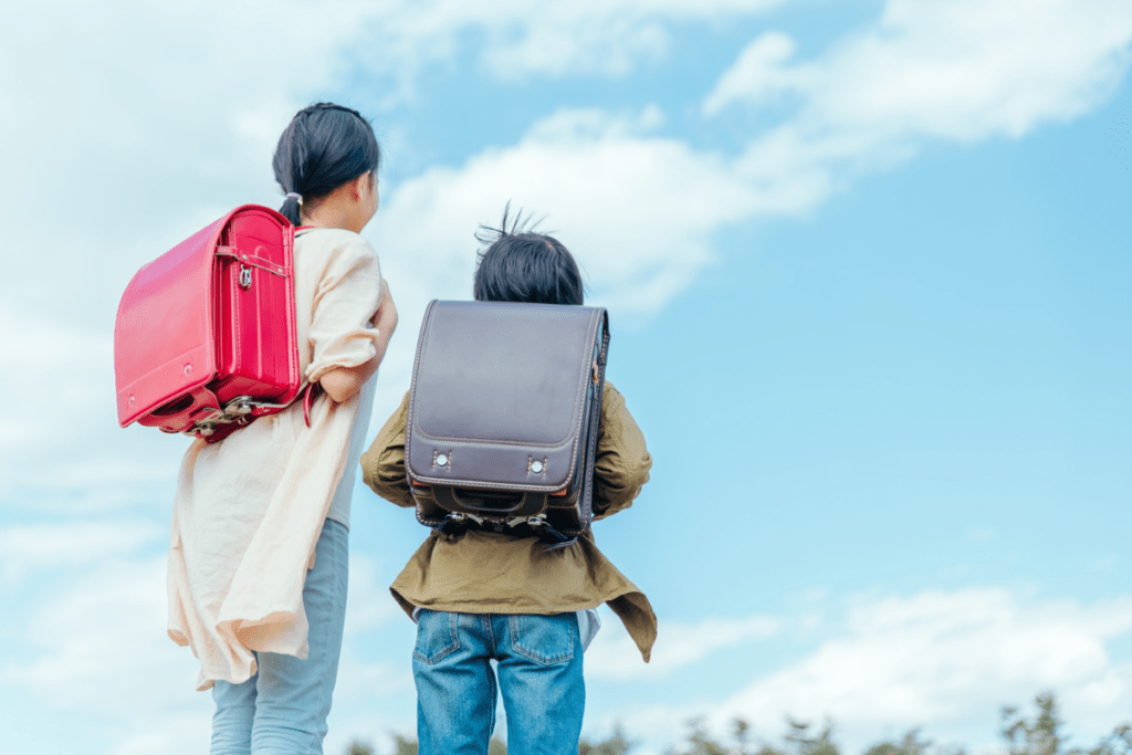 並んで歩く小学生